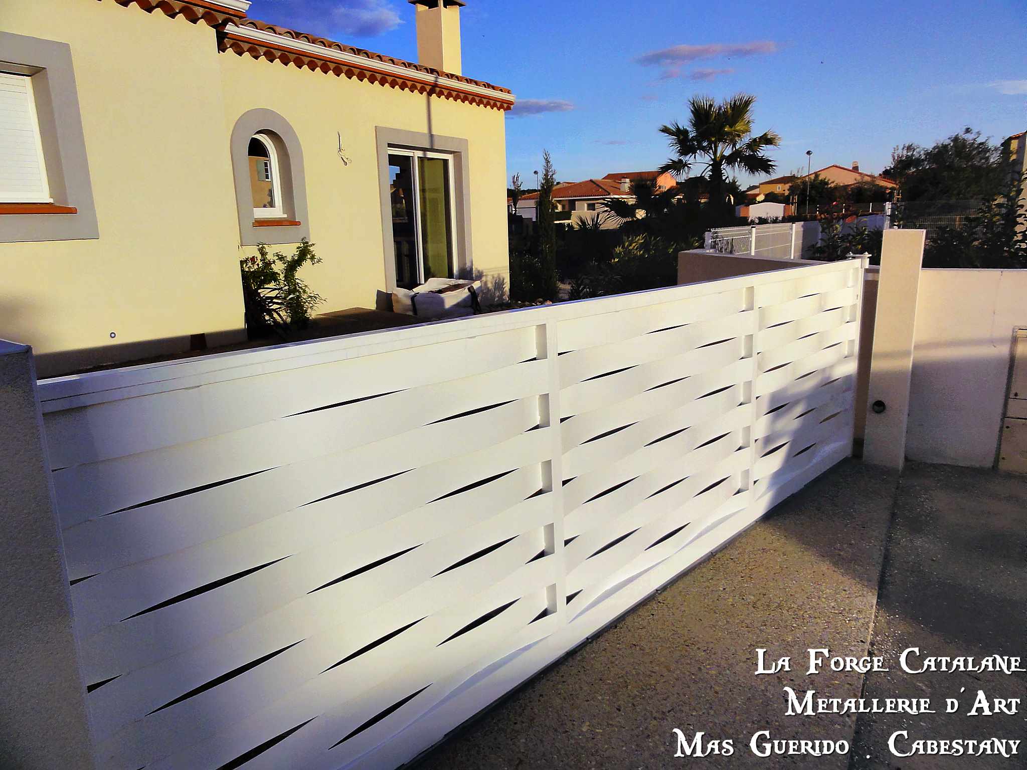 Portail tole effet lames tressees vannerie thermolaquage blanc forge catalane.jpg